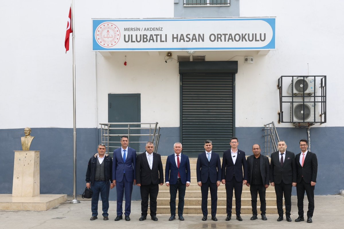 Akdeniz Kaymakamı ve Belediye Başkan V. Zeyit Şener, Ulubatlı Hasan Ortaokulu'nu ziyaret ederek öğrencilerle ve öğretmenlerle sohbet etti.

Ziyarette Başkan V. Şener'e İlçe Milli Eğitim Müdürü Saim Demir de eşlik etti.