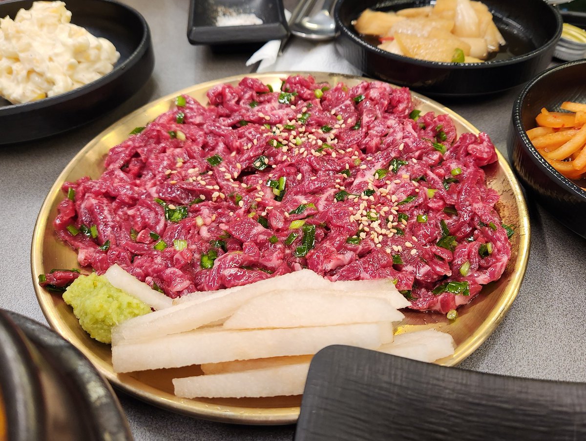 회식메뉴 소고기
나의 메인은 육회니까
육회만을 찍음