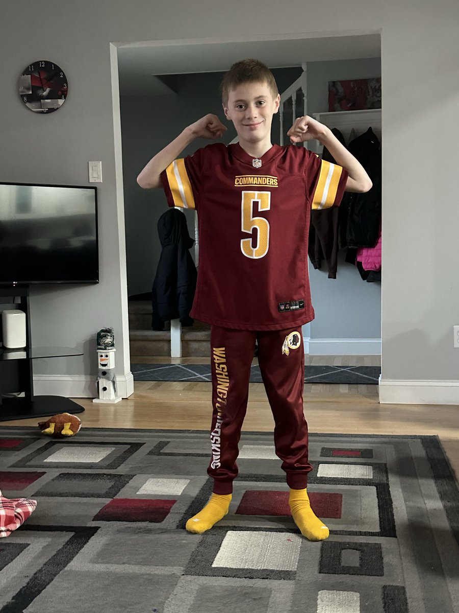 Kgskins26's tweet image. Today is dress up and support the Eagles day at school. 🤣🤣🤣 My man came downstairs and pretty much said, “F the Eagles.”