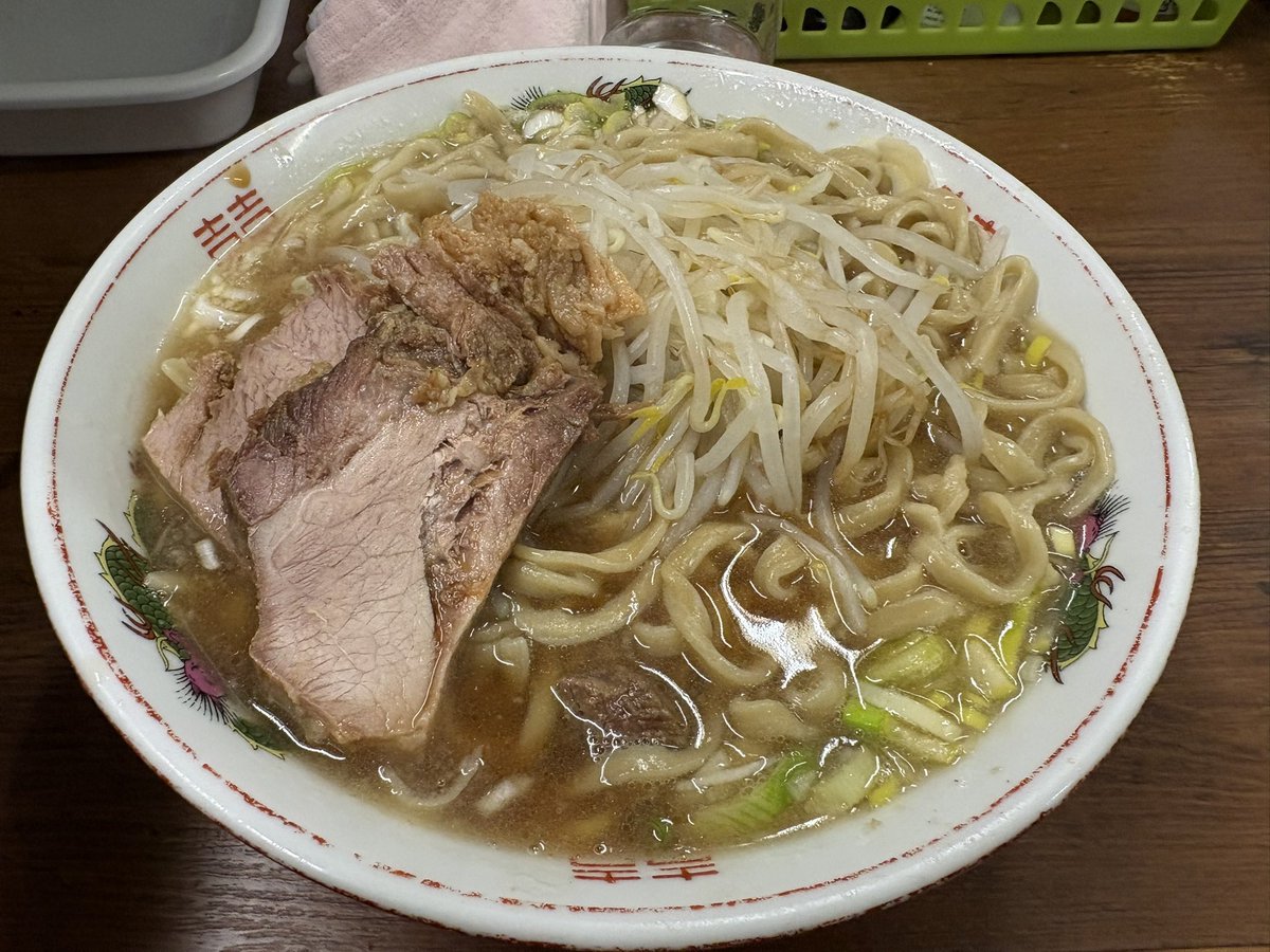ラーメン二郎 品川店

小ラーメン            ¥950
ねぎ                       ¥100
コール: やさい少なめ カラメ

4ヶ月ぶりの品川 (昼の部)
ブタは硬いがやっぱ美味いじゃん😋

券売機故障で並びに爪が派手なオネーサンが丼に食券と小銭を持って口頭注文w

丼ぶり発券、いい経験ができた👍