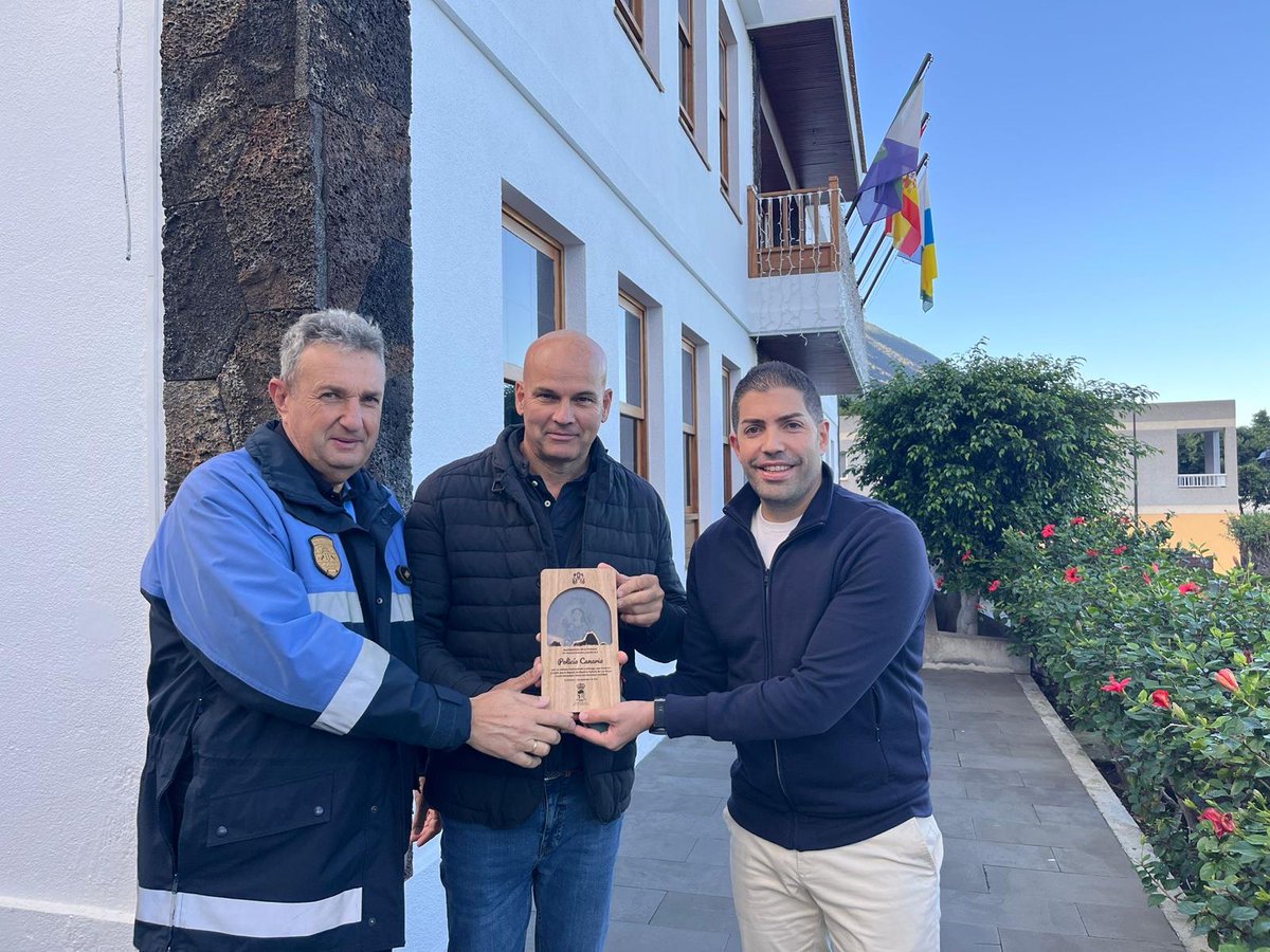 CGPCanaria's tweet photo. 👏🏻 Recibimos en #ElHierro una placa del alcalde de #Frontera, Pablo Rodríguez Cejas, como muestra de agradecimiento por los servicios desempeñados por la Policía Autonómica de Canarias durante la Bajada de la Virgen de los Reyes. https://t.co/3ymAc1Alae