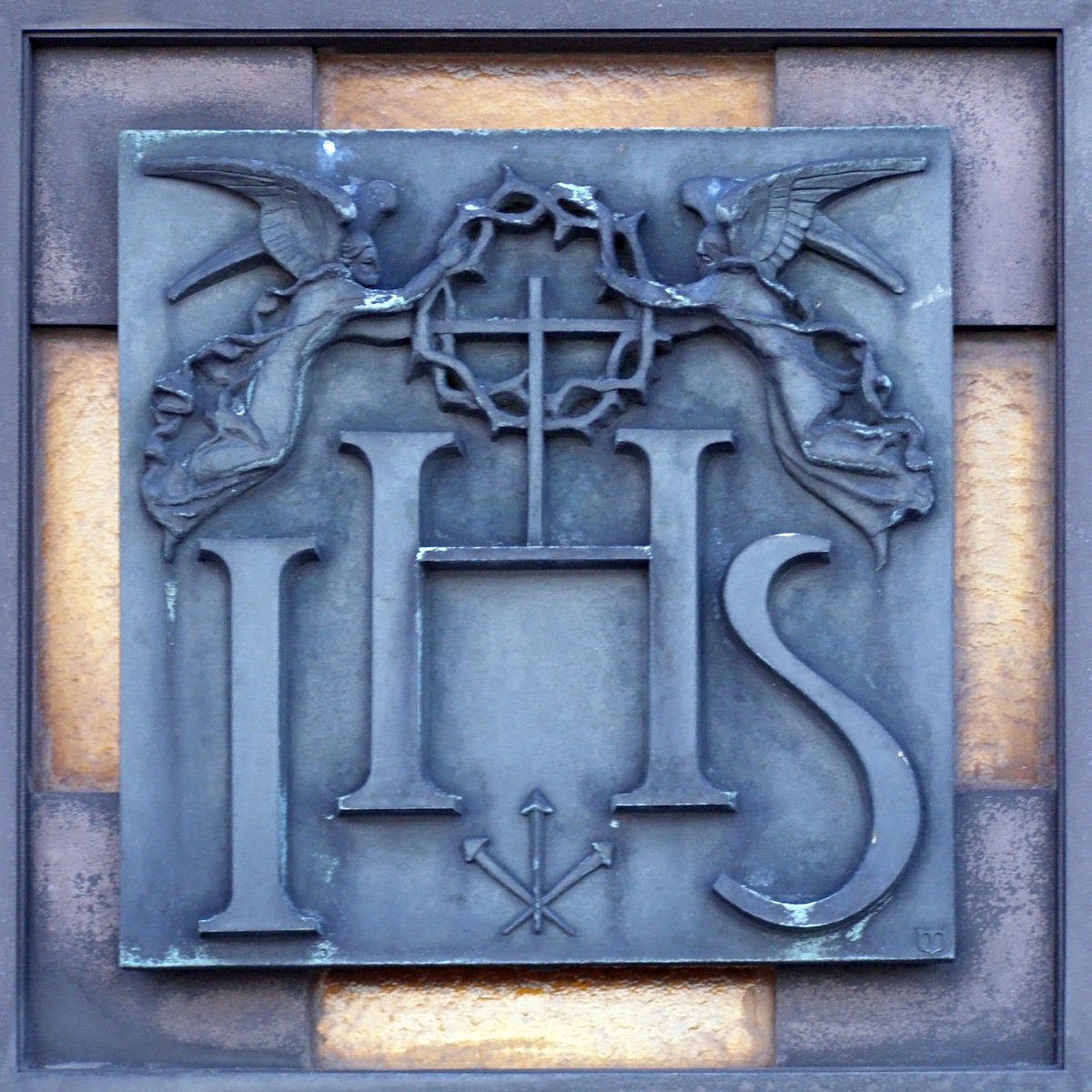 World15Themes's tweet image. The Most Holy Name of Jesus, a historical legacy and a spiritual reality, means "the Lord saves" and expresses Christ's saving mission.
"Let every knee bow" (Philippians 2:10) symbolizes the universality of his Lordship:
#MostHolyNameofJesus #Jesus the #Redeemer
History of the
