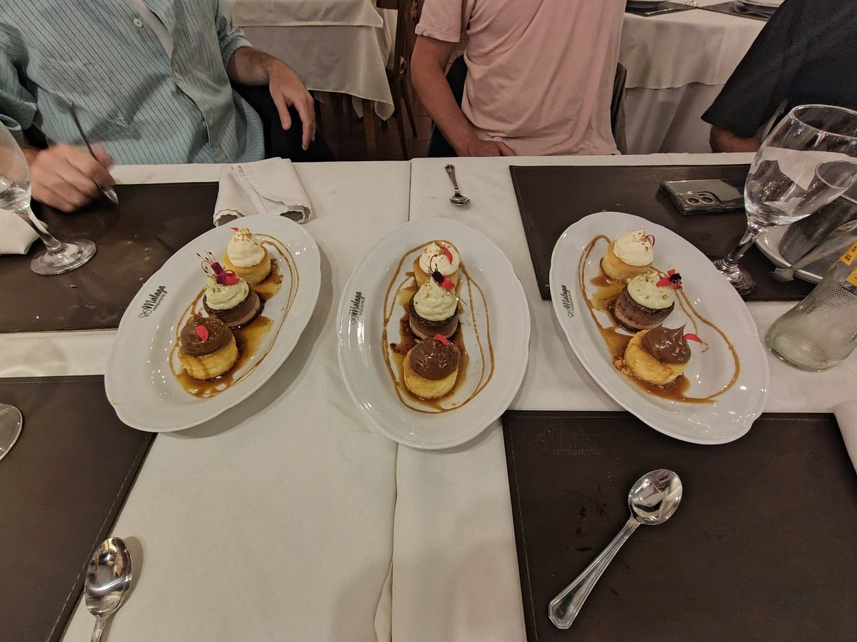 ayer pedimos tres tríos de flanes de postre cada dos e íbamos teniendo la misma conversación: este parece de naranja, este chocolate, este es flan flan