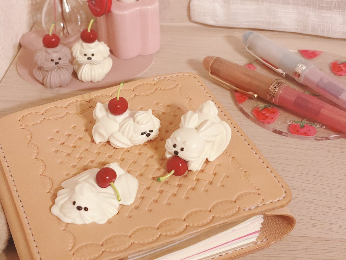 fp__gin's tweet image. 見てー可愛いいぃꔛෆホイップわんちゃんのくらし おめかし揃いましたー🍰こちら200円ガチャですよ！可愛すぎる…💕
第1弾のチェリーちゃんたちもみんな可愛いし、第2弾のおめかしちゃんたちもたまらない🐶♡チョコバナナちゃんとチェリーココアちゃんは色味がだいぶ違ってバナナの方がだいぶ濃いです🍫