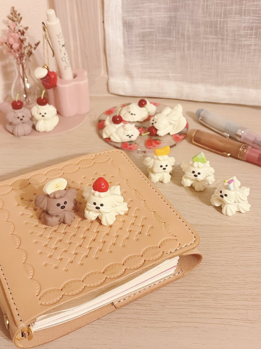 fp__gin's tweet image. 見てー可愛いいぃꔛෆホイップわんちゃんのくらし おめかし揃いましたー🍰こちら200円ガチャですよ！可愛すぎる…💕
第1弾のチェリーちゃんたちもみんな可愛いし、第2弾のおめかしちゃんたちもたまらない🐶♡チョコバナナちゃんとチェリーココアちゃんは色味がだいぶ違ってバナナの方がだいぶ濃いです🍫