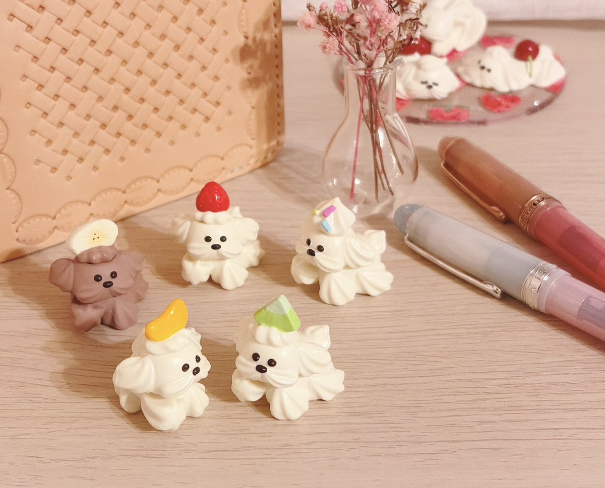 fp__gin's tweet image. 見てー可愛いいぃꔛෆホイップわんちゃんのくらし おめかし揃いましたー🍰こちら200円ガチャですよ！可愛すぎる…💕
第1弾のチェリーちゃんたちもみんな可愛いし、第2弾のおめかしちゃんたちもたまらない🐶♡チョコバナナちゃんとチェリーココアちゃんは色味がだいぶ違ってバナナの方がだいぶ濃いです🍫