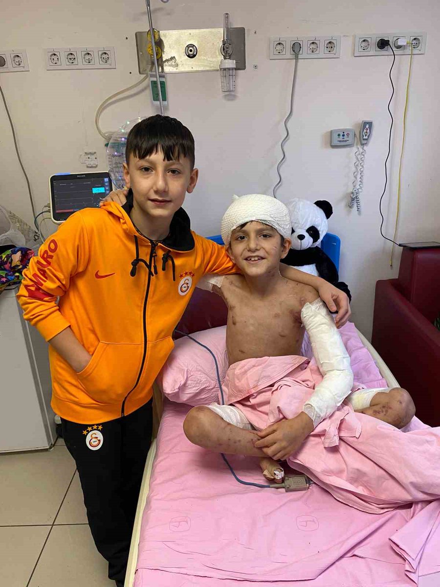 daktilock's tweet image. Ankara'da başıboş köpeklerin saldırısında ağır yaralanan 12 yaşındaki Tunahan Yılmaz için, Ankara Valiliği, Ankara Büyükşehir Belediyesi ve Keçiören Belediyesi kusurlu bulunarak aileye 5 milyon TL tazminat ödenecek.