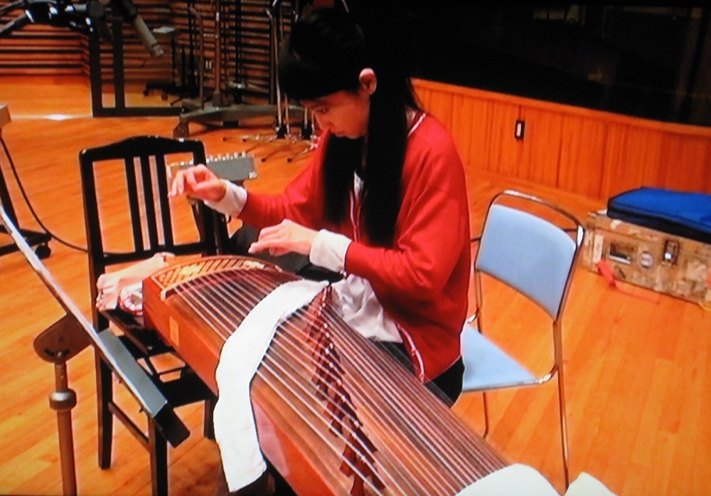 かぐや姫が弾く琴の音は、姜小青さんの演奏によるものです。古筝が使用