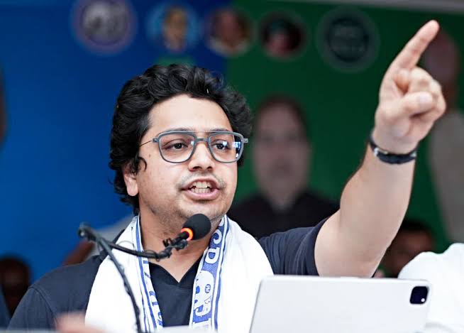 आप एक राष्ट्रीय पार्टी के राष्ट्रीय संयोजक हैं। दलित उत्पीड़न के मामलों पर आपको मुखर होकर बोलना चाहिए।
इतनी भी खामोशी ठीक नही है।
<a href="/AnandAkash_BSP/">Akash Anand</a>