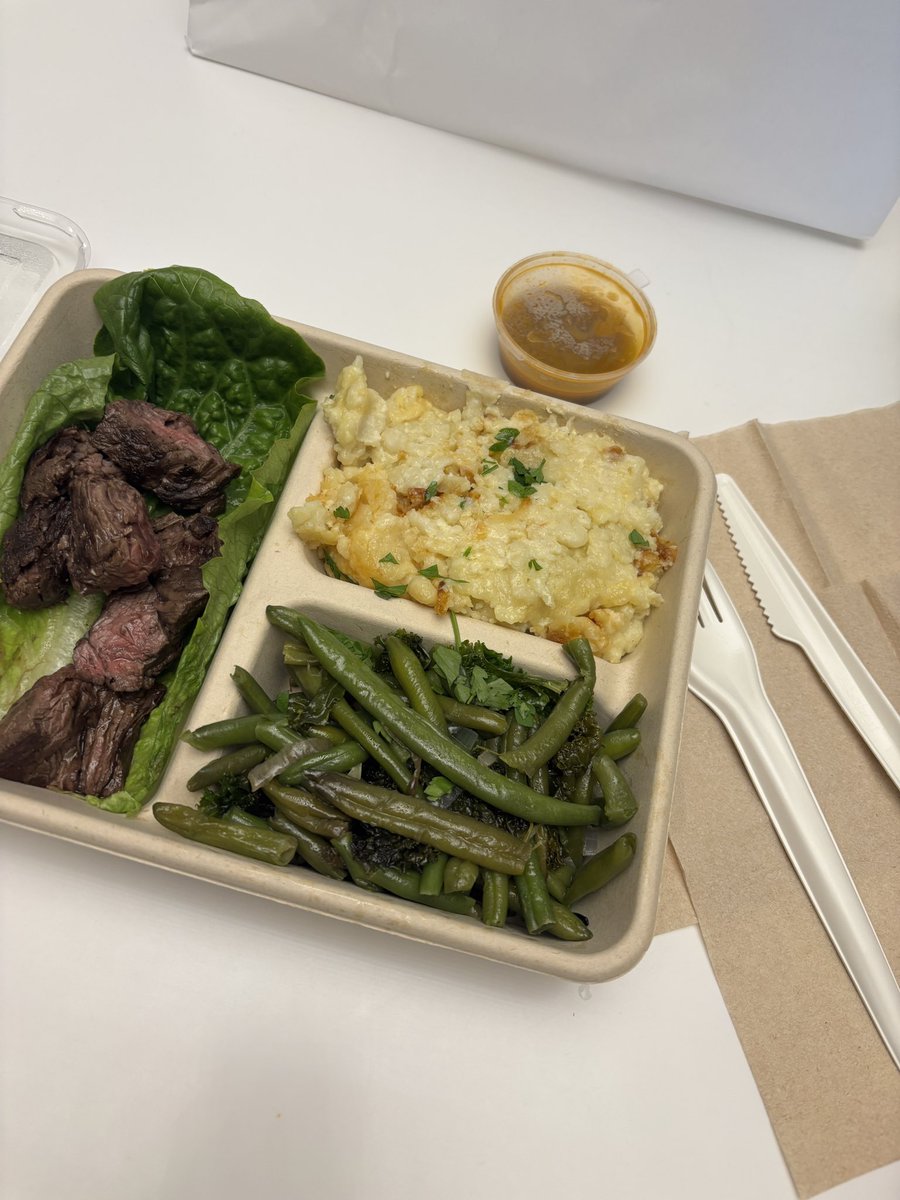 ZpNxY's tweet photo. ロンドンOLのサラ飯です。

- アスパラとケールの炒め物
- グラタン
- アンガスビーフステーキ &amp; ソース

で£10.90（¥2,300）。

出社の時は朝早く起きて偉いからご褒美にランチは美味しいもの食べるって決めてる。 https://t.co/gbwt1usbe5