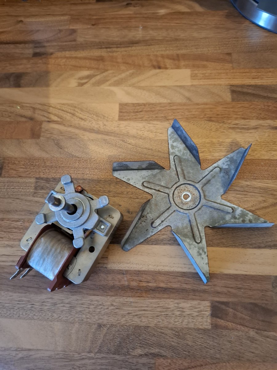 Amica cooker repair in Denny this morning.  New fan motor and fan element fitted and we are back working again. 

#Amica #Cooker #CookerRepair #ApplianceRepair #DomesticApplianceRepair #DomesticAppliances #Denny #Falkirk