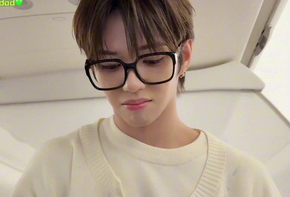 Did you know it's against community guidelines to look this pretty!! Every pixel of his face deserves its own fan account...