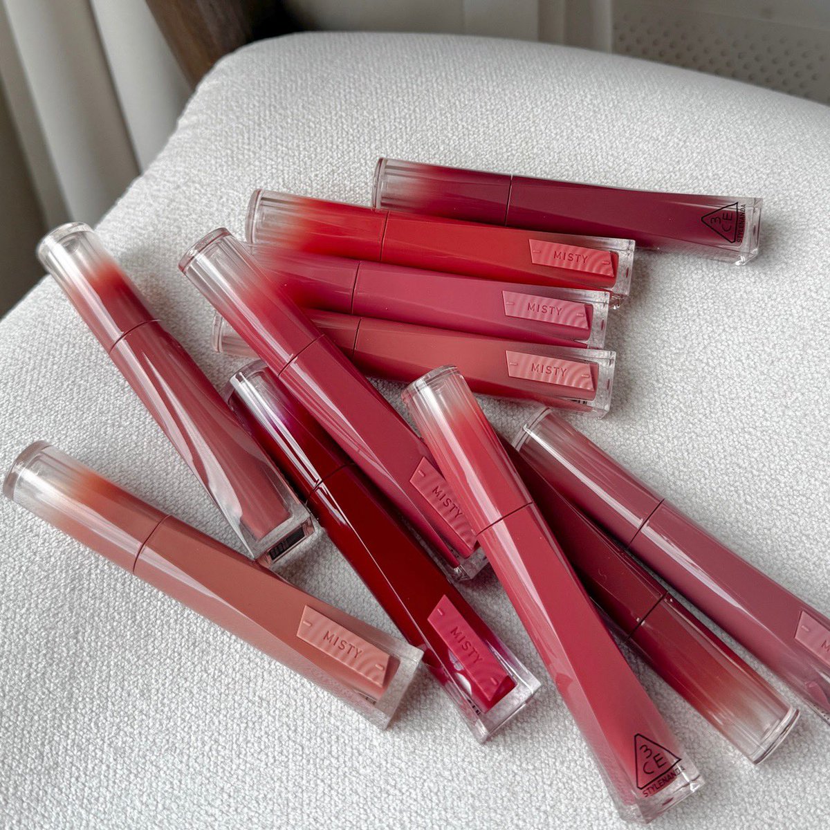 fhay_cotton_h's tweet image. 3CE ไม่เคยทำให้ผิดหวัง!

ทิ้นท์เนื้อน้ำที่เบามากกกก ฟีลทาแต่ไม่ได้ทาสุดๆ เลเยอร์ทับได้ แล้วให้ฟินิชฉ่ำเหมือนพึ่งจิบน้ำ  ทิ้งสเตนแน่น แล้วเรื่องโทนสีไว้ใจเค้าเลย ทำมาแบบเหมาะกับสาวไทยเช่นกัน ปากแห้งรอดนะ น้องชุ่มชื้น ฟินิชฉ่ำแบบไม่เว่อร์ ฟีล natural ทาได้บ่อยๆเลย

ส่วนตัวชอบสี…