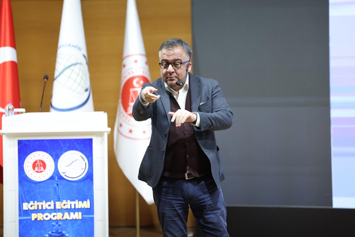 Görülmek ile değer görmek arasında fark vardır. Kolay ilgi çabuk kaybolur.
Zarafet ve özgüven ise sonsuza dek sürer. 🖤🩶🤍
📍Ankara- İncek 9 Ocak 2026