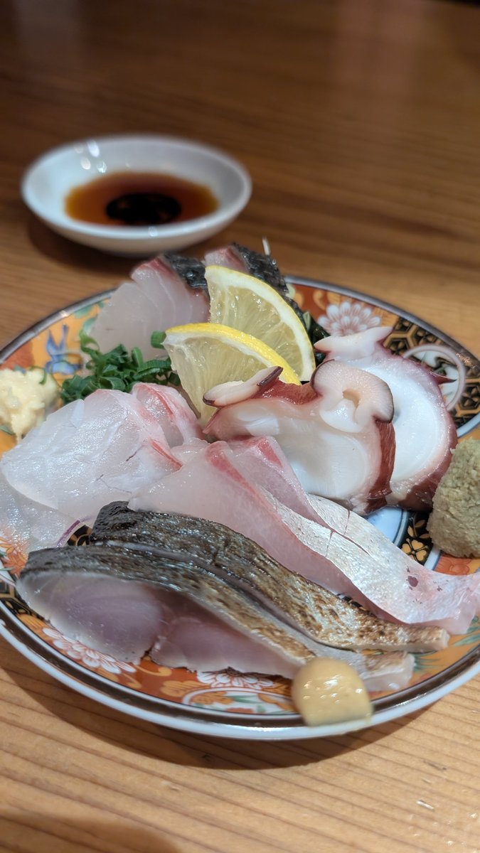 愛媛の縞鯵に大分の真鯛と北海道のヤナギダコからの八戸産のしめ鯖。
最高である