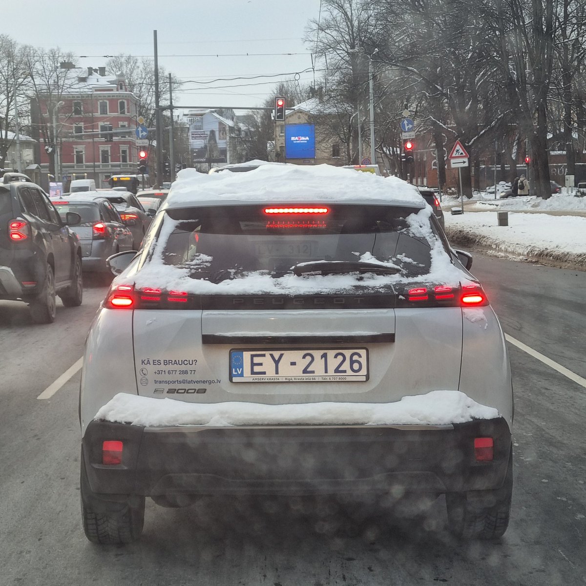Vai <a href="/Latvenergo/">Latvenergo</a> strādā nejēgas, kas nevar notīrīt sniegu no automašīnas jumta? Lai ledus gabaliņi lido citiem auto logos! Un vēl uzraksts- "Kā es braucu?" 😀