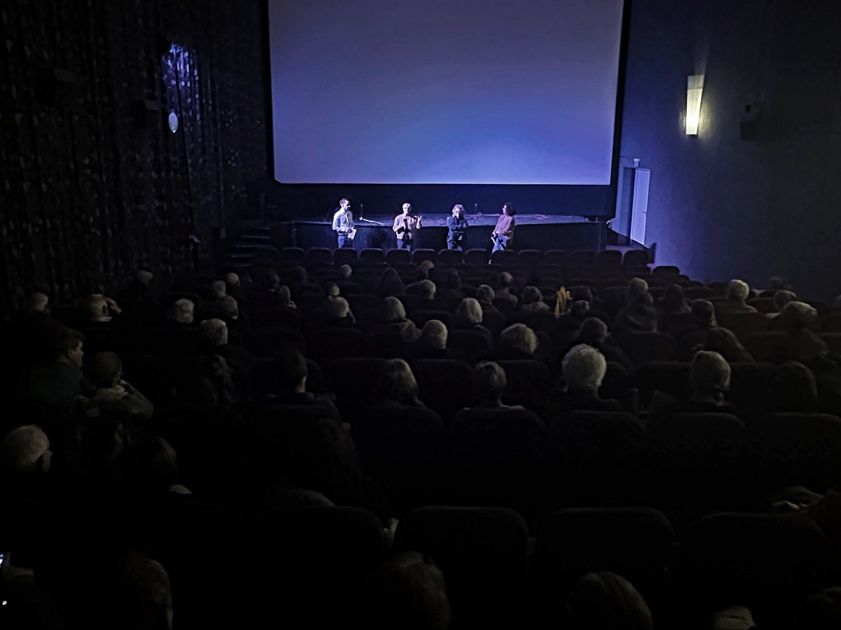 GrueneBeate's tweet photo. Ein Filmabend – und das Gefühl, dass Robert #Habeck  fehlt.
„JETZT. WOHIN. Meine Reise mit Robert Habeck“ zeigt, es geht um Politik, aber auch um Macht, Medien, Empörung – und um Demokratie. Er zeigt auch, was 2026 fehlt: eine grüne - progressive, sozial-ökologische Politik. https://t.co/N9szMyUosn