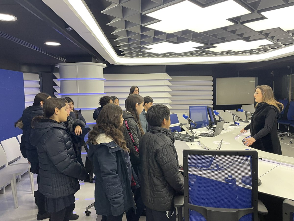 CristoReyMadrid's tweet photo. Los alumnos de 5ºB de Ed. #Primaria han visitado las instalaciones de la #COPE, #Cadena100, #MegaStarFM, #RockFM y el canal de televisión #TRECE. 
La actividad ha resultado muy enriquecedora y todos los alumnos han salido encantados con la experiencia.

#ColegioCristoRey #FEJG https://t.co/uhXHN6EJXj