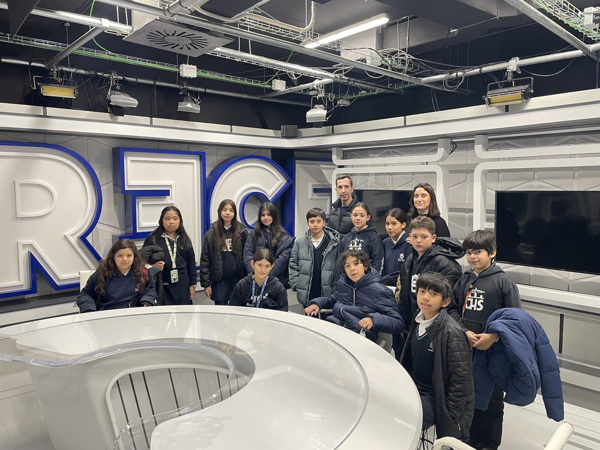 CristoReyMadrid's tweet photo. Los alumnos de 5ºB de Ed. #Primaria han visitado las instalaciones de la #COPE, #Cadena100, #MegaStarFM, #RockFM y el canal de televisión #TRECE. 
La actividad ha resultado muy enriquecedora y todos los alumnos han salido encantados con la experiencia.

#ColegioCristoRey #FEJG https://t.co/uhXHN6EJXj