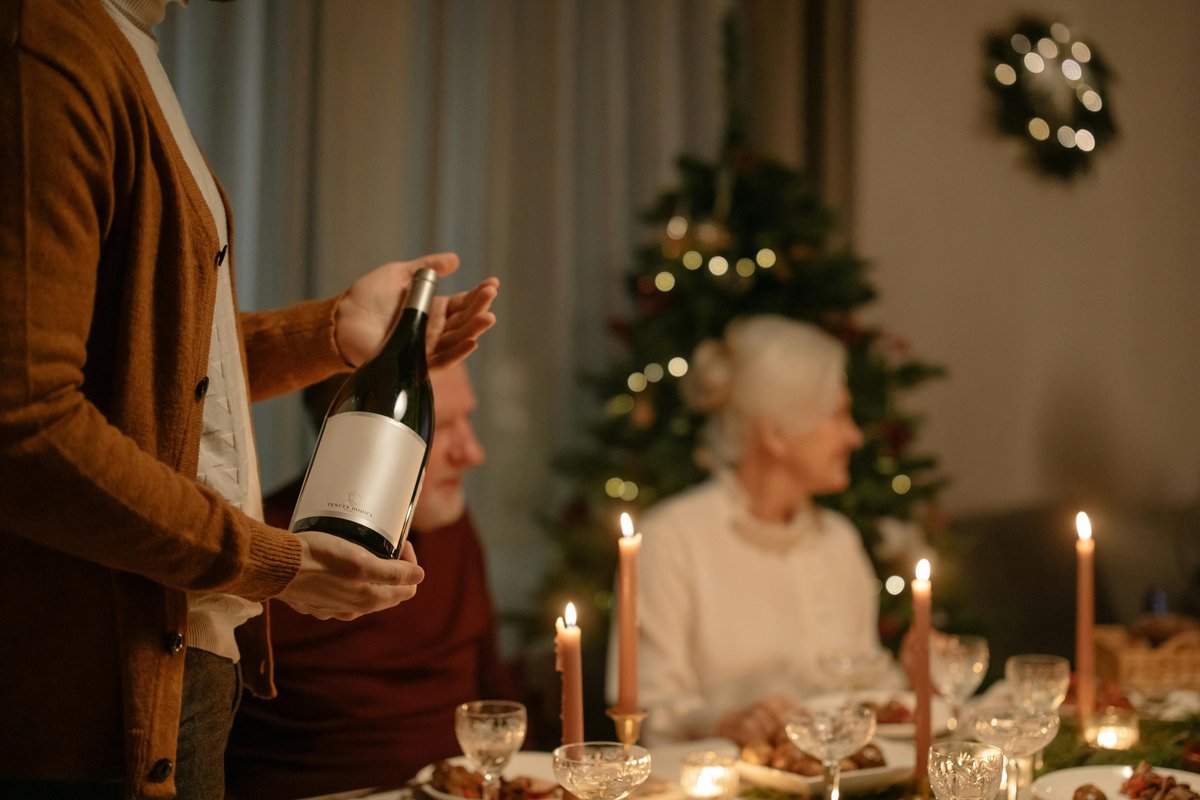 MupiZone's tweet photo. Vino tinto:
Sirve los tintos jóvenes entre 12-16°C y los crianza entre 17-18°C; un poco más fríos es mejor, ya que se calientan en la copa.
Sujeción: Sujeta la botella por la base o con toda la palma, no por el cuello, para mayor seguridad y control.
#MUPiZone #VinoLovers https://t.co/FmRzr8lyIO