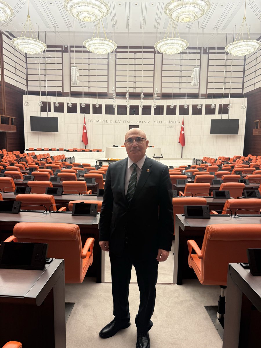 Emekli maaşlarını ve asgari ücreti referanduma götürelim.
Bu maaşlarla yaşanır mı, yaşanmaz mı kararını halk versin.

Buradan açıkça soruyoruz:
Cumhurbaşkanı Recep Tayyip Erdoğan’a,
AKP milletvekillerine;

Var mı cesaretiniz?
Halkın karşısına çıkabilecek misiniz?