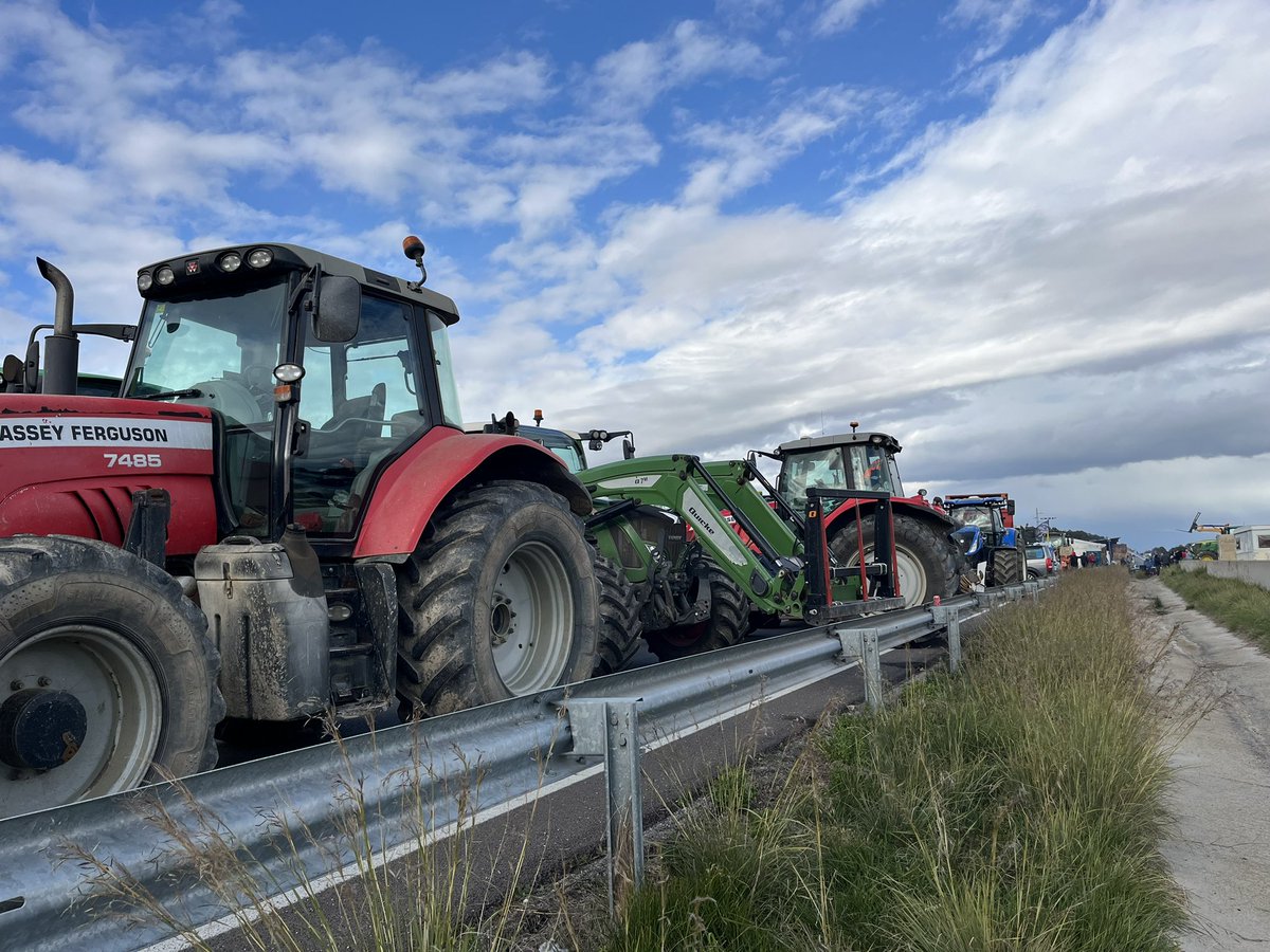 immaps's tweet image. L’Ap7 continua tallada. Els pagesos defensen els seus interessos que són també els vostres: una alimentacióSANA, SEGURA i produida a CASA. La seva lluita és la de TOTS!!