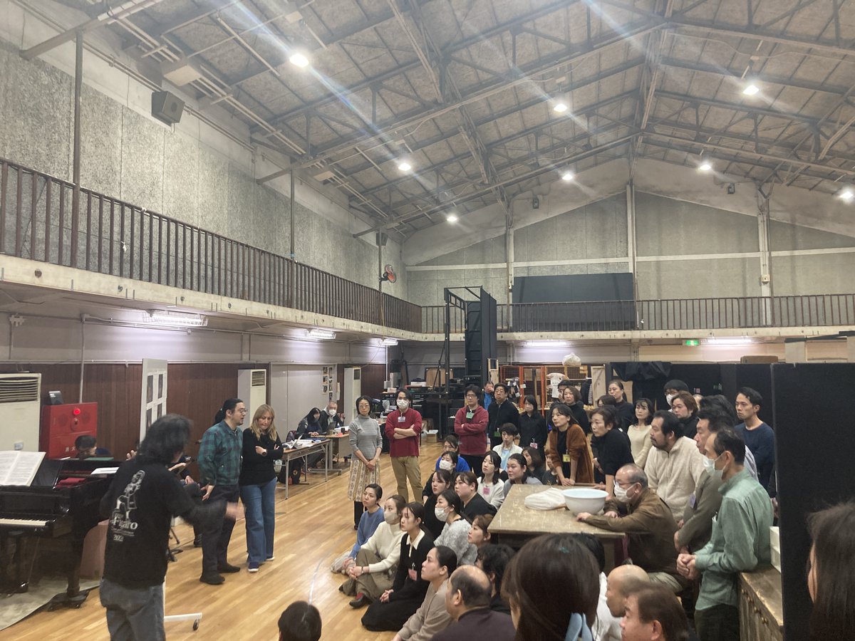 nikikai_opera's tweet image. 『カヴァレリア・ルスティカーナ』稽古4日目。
本日、合唱が初めて立ち稽古に加わりました。ソリストと合唱がそろい、音楽とドラマの厚みが一気に増していきます。
2026年2月上演『カヴァレリア・ルスティカーナ』『道化師』（指揮：アンドレア・バッティストーニ）公演
稽古場より📸