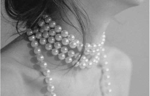 ArvindIyer15's tweet photo. #vss365 #adorn #deliver
When night falls, I'll adorn you around my neck like a string of starry pearls. It's up to you then, whether you want to glisten on my skin, and embrace my sins, or tighten around my neck, and deliver me from them. https://t.co/73YkMYEEwk