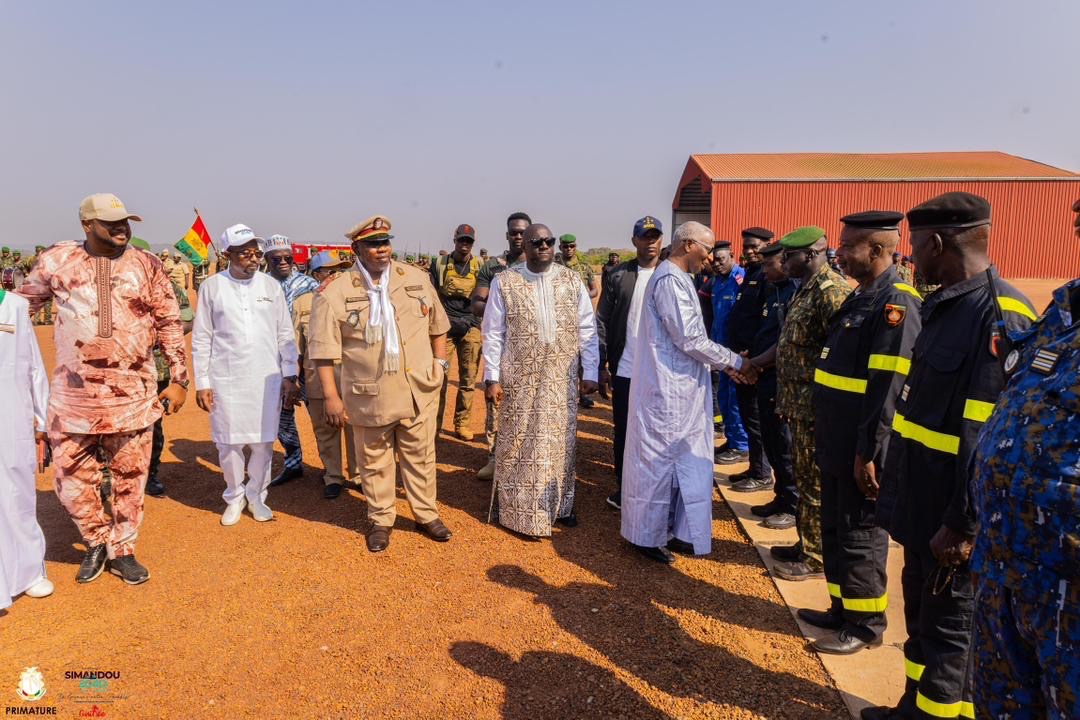 PrimatureGN's tweet photo. Boké, 9 janvier 2026 – Le @PMGUINEE17  Amadou Oury BAH est arrivé à Boké pour le lancement officiel des travaux de construction de la Cité des fonctionnaires. Il est accompagné du ministre Mory Condé et du ministre Directeur de Cabinet Mohamed Lamine Sy Savané. Ce projet s’inscrit dans le Programme national de construction de cités administratives, impulsé par le Président Mamadi Doumbouya, pour doter les 33 préfectures du pays d’infrastructures modernes au bénéfice des agents de l’État.

🔗 𝐏𝐨𝐮𝐫 𝐩𝐥𝐮𝐬 𝐝’𝐢𝐧𝐟𝐨𝐬: https://t.co/bwx97vA1IN 

#ensemblepourlaguinée🇬🇳 #primaturegn
@Presidence_gn