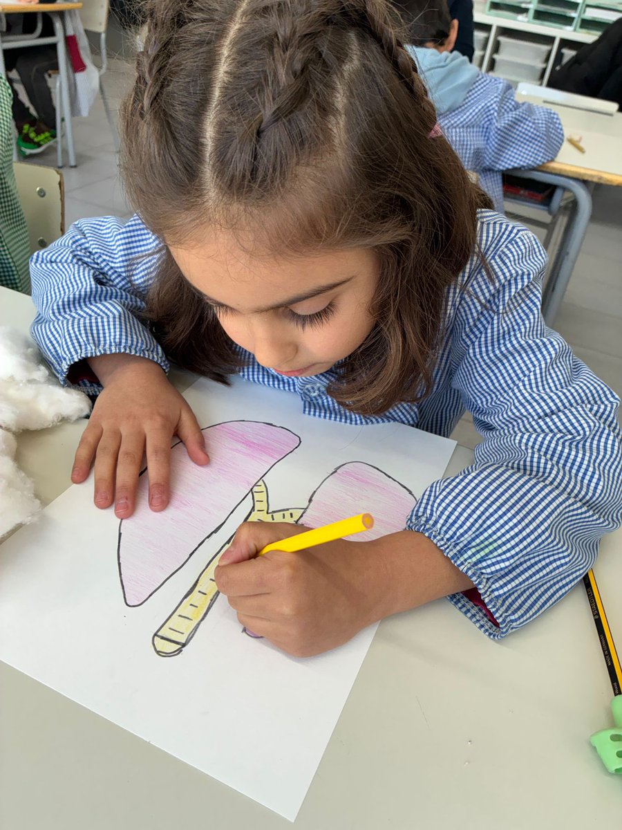 CEM1931's tweet photo. |PRIMÀRIA|
🫁🎨 Els i les alumnes de 2n de #Primària realitzen una activitat plàstica per representar l’aparell respiratori.
#Mollet #escola #educació #aprendre #projectes #coshuma https://t.co/vSeikVQquR