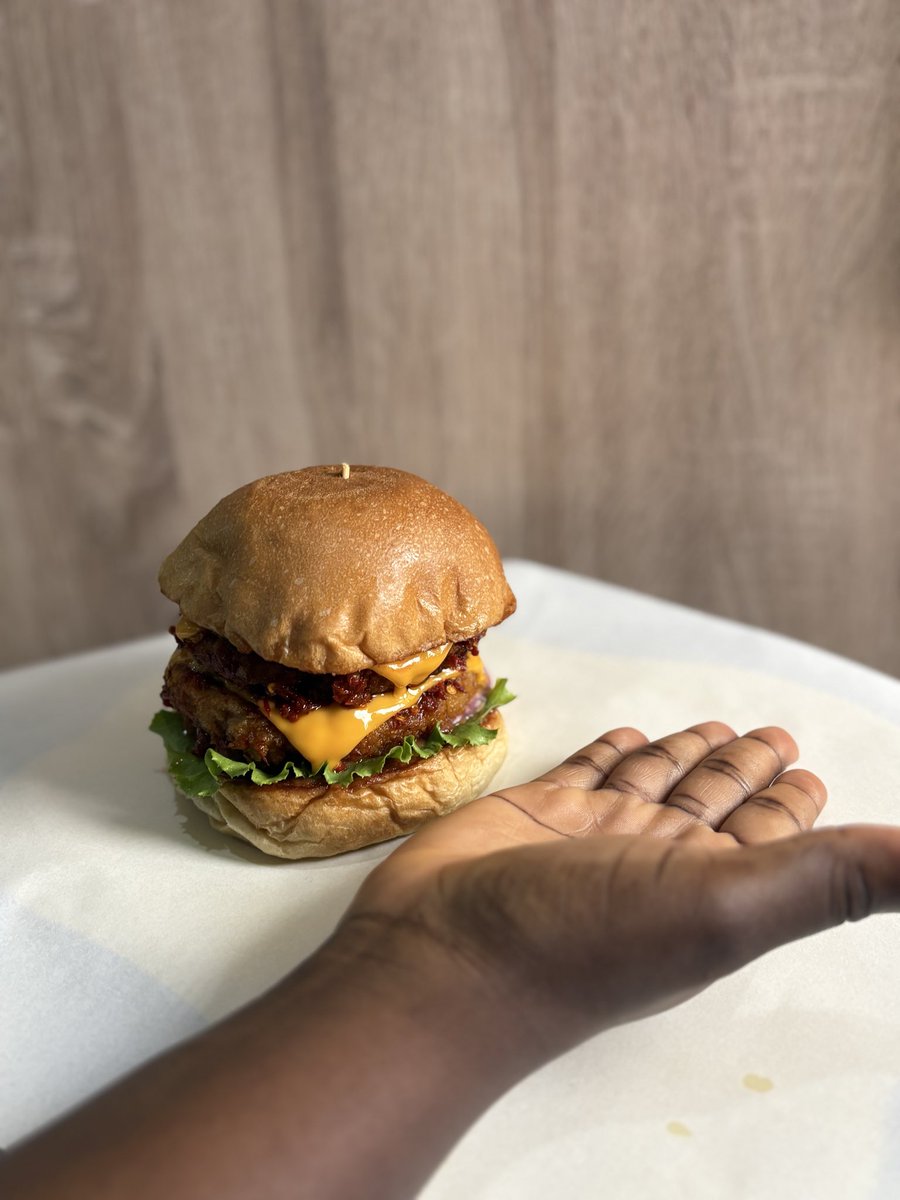 Hm. Sorry about that. For next time sake, this is what ordering burgers from Supa Buga on Chowdeck or Instagram can get you. 

instagram.com/supabuga?igsh=…