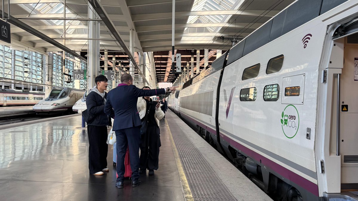 Renfe's tweet image. 🚆➡️ Esta mañana ha salido desde Madrid el primer tren especial de Renfe hacia Sevilla.

Estamos aquí para quienes se han visto afectados por las cancelaciones de Ouigo, reforzando la oferta y asegurando que nadie se quede sin viajar.

🎟️ Billetes desde 7€ en 👉…
