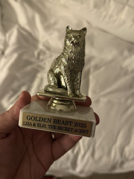 poponze's tweet image. É DO BRASIL! 🇧🇷 As gatas Liza e Elis, de “O Agente Secreto”, venceram o The Golden Beast na categoria de melhor animal em um filme.