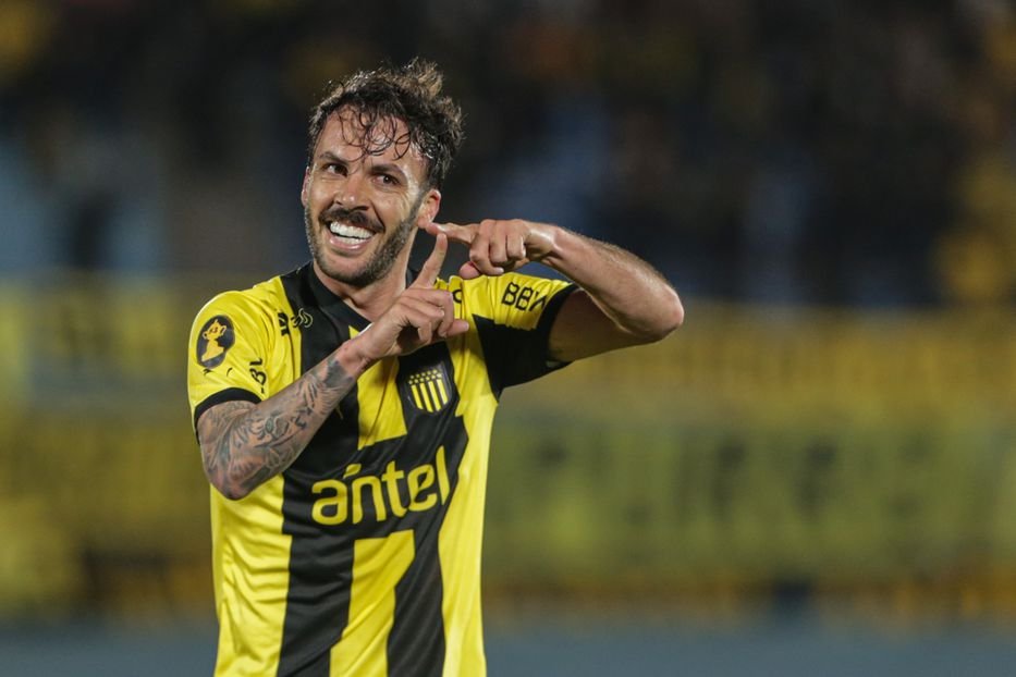 TodoFutbolSUD's tweet photo. #Peñarol 

➡️El carbonero ya se contactó con Sebastián Rodríguez por una posible vuelta al equipo.

➡️Diego Aguirre definirá por el SI o No, de momento el el jugador evalúa más de una oferta. https://t.co/Xb81byxKzL