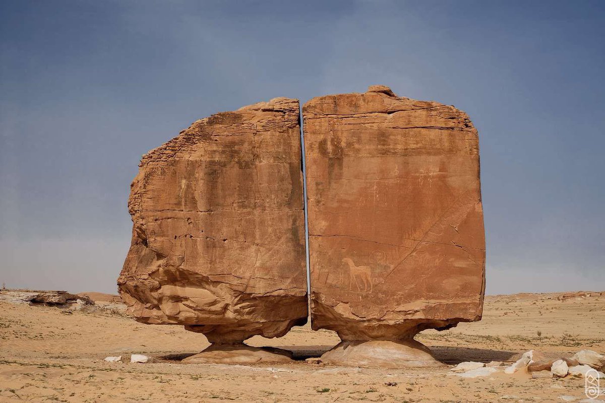 samrujlok's tweet image. #เหมือนโดนผ่ากลางด้วยเลเซอร์ ในโอเอซิส Tayma ของซาอุดิอารเบีย คือหินทรายอายุ 4,000 ปีสองก้อนที่ถูกผ่ากลางคล้ายโดนตัดด้วยแสงเลเซอร์ หินนี้ถูกเรียกว่า Al Naslaa ปัจจุบันยังไม่มีใครให้คำตอบที่แน่ชัดได้ว่าปรากฏการณ์นี้เกิดขึ้นได้อย่างไร…