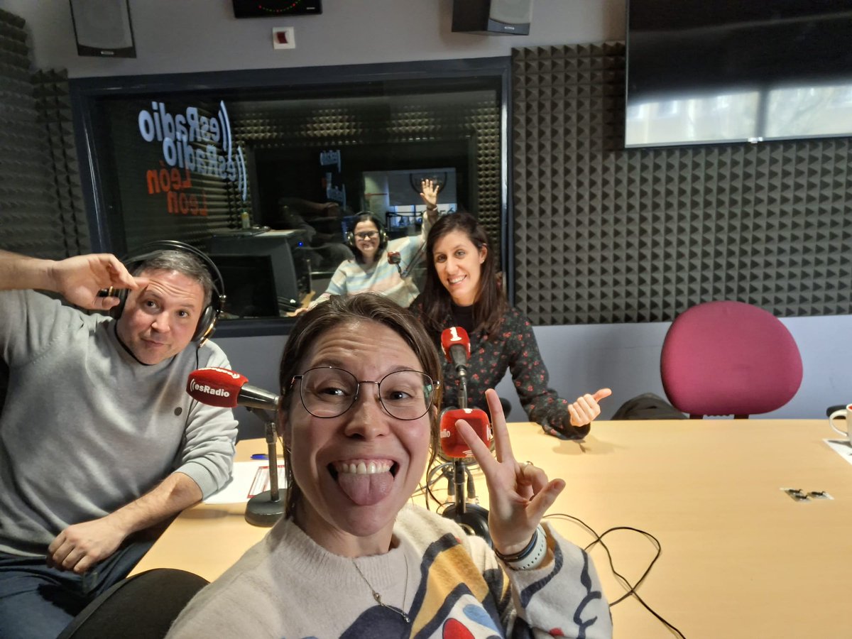 EsRadioLeon's tweet photo. ¡Días de risas en #EsLaMañanaDeLeón! 🎭
 Recibimos a Nuria V. Martín y Sara del Río para hablar de “Madre no hay más que muchas” (Actuarte Leon)

Una comedia sobre las madres de hoy en día

Escucha la entrevista completa aquí👇

https://t.co/hveCWbHpw9

#EsRadioLeón #teatro https://t.co/8TDT8BzsWh