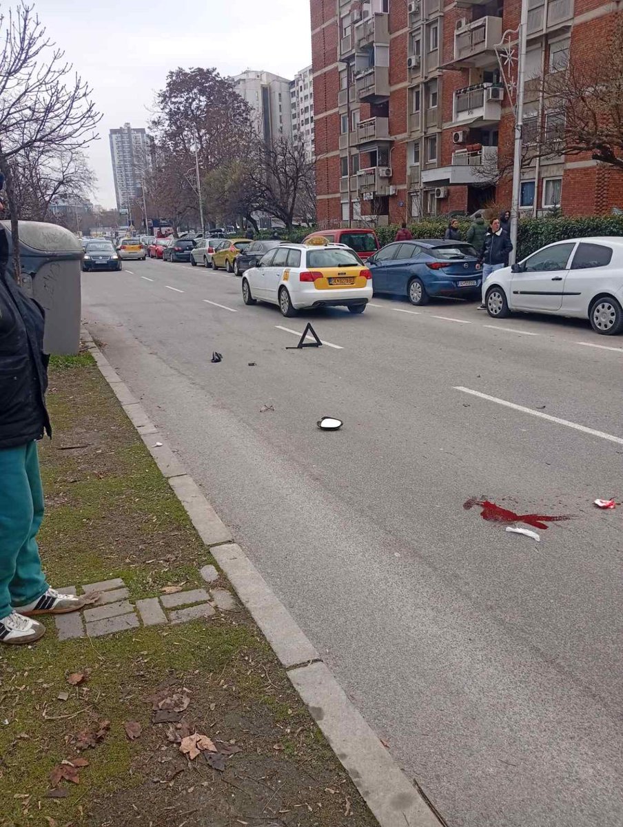 Возач со голема брзина удрил човек па избегал од местото. Настанот се случил на улицата „Народен фронт“ во Скопје, каде остатоци од крв се уште се видливи на улицата.
Пешакот со тешки телесни повреди е пренесен на скопските клиники, засега нема детали за неговата состојба.