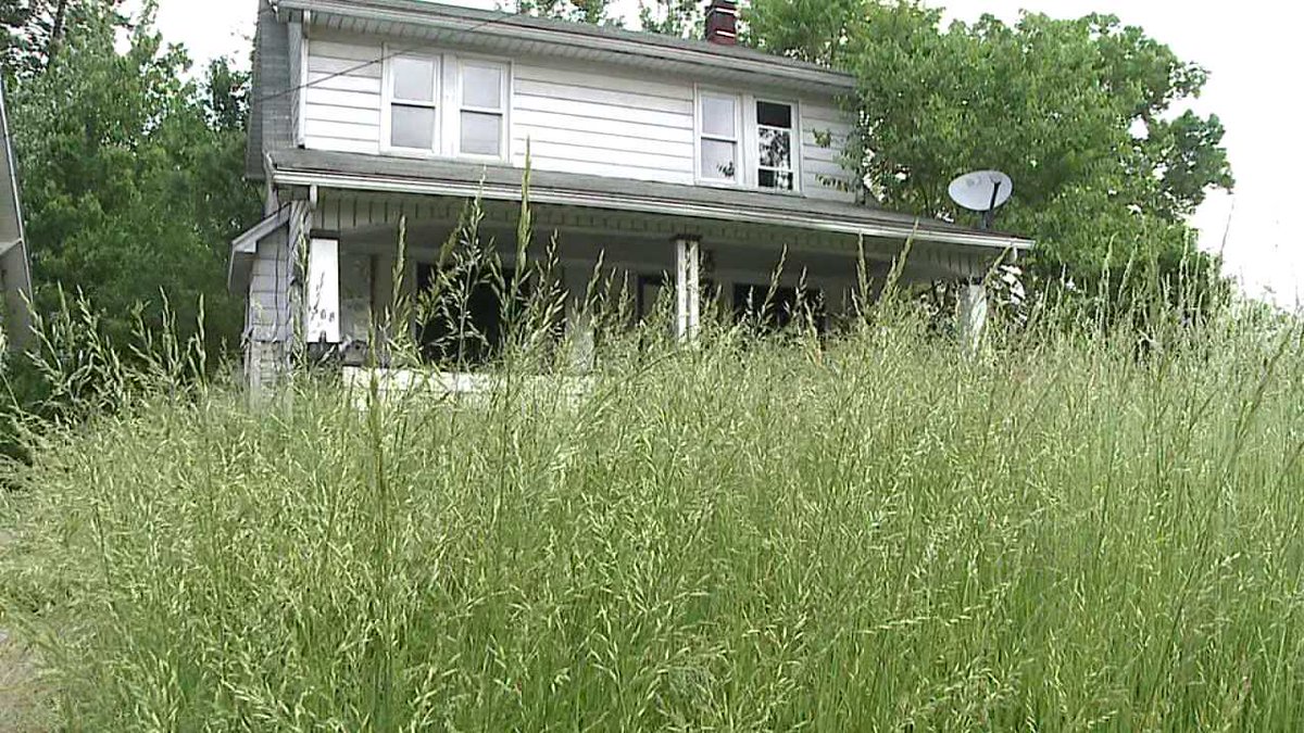 MikeBales's tweet image. JD Vance is the guy who mows your grass when you break your leg. Tim Walz is the guy that reports you to the HOA for your overgrown lawn.