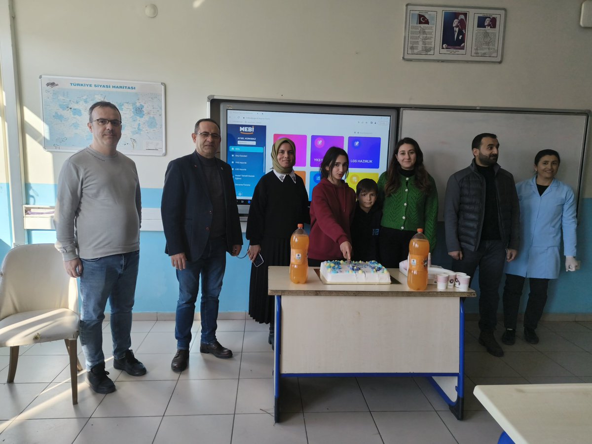 Ayın sınıfları seçilen 5 B ve 9 D şubelerimize okul idaremiz tarafından sürpriz bir kutlama düzenlendi.  Öğrencilerimizi tebrik ediyor, örnek davranışlarının sürekli olmasını diliyoruz. 
#hsy2mtal 
#kampüsünyıldızı 
#öndevehepönce 
#akrandostluğu