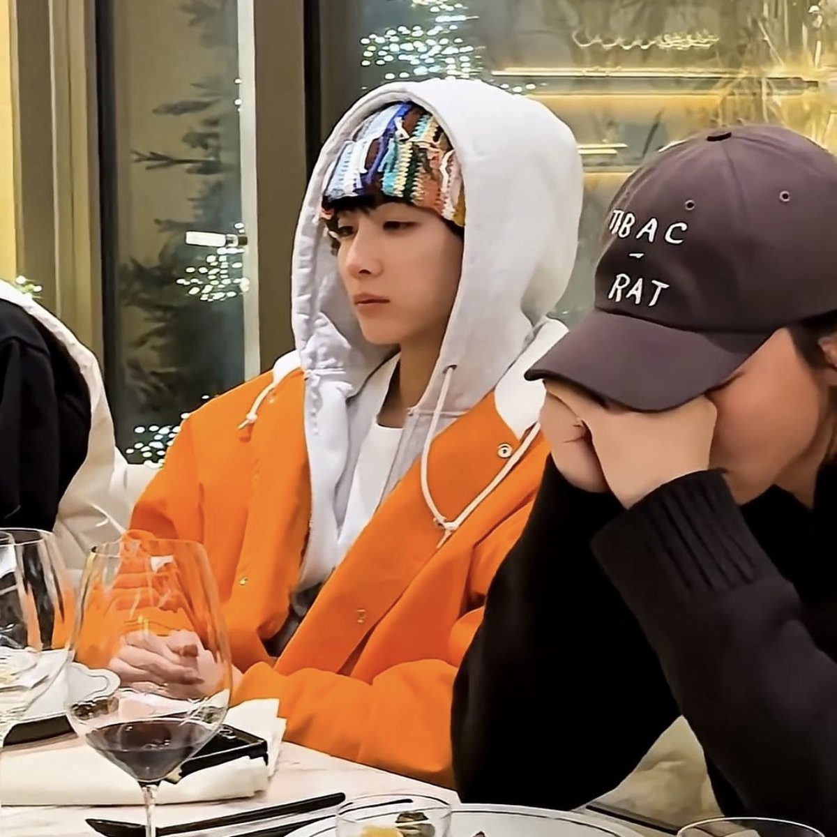 DearHani2's tweet photo. 정한이의 꼬옥 모은 두 손을 봐조야대 … https://t.co/MRnbazf4m8