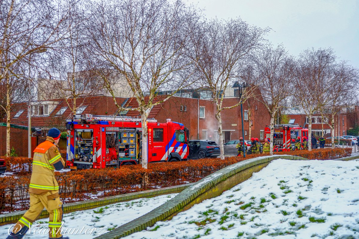 Taxi in brand op parkeerplaats in Diemen