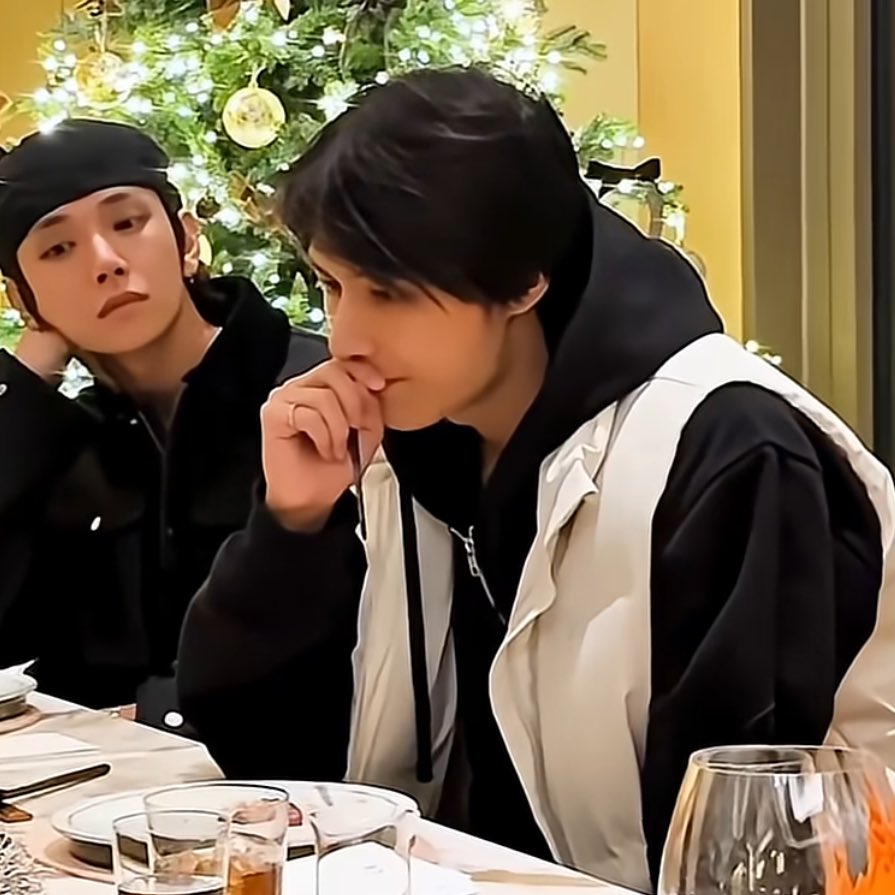 diorjww's tweet image. shua and jun being serious, then there's wonwoo fake crying 😆