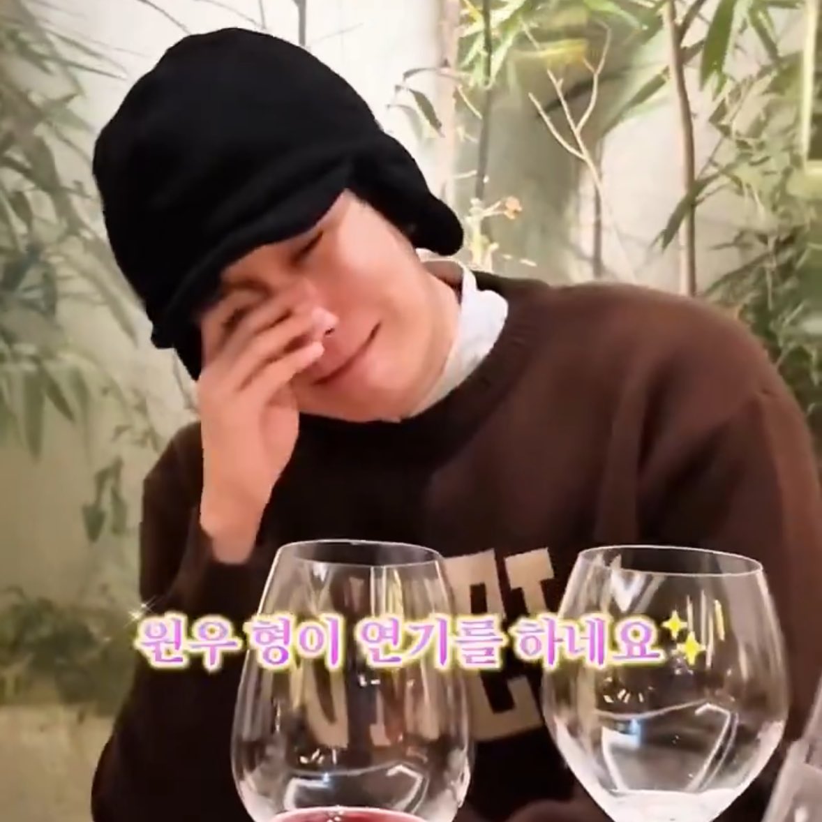 diorjww's tweet image. shua and jun being serious, then there's wonwoo fake crying 😆