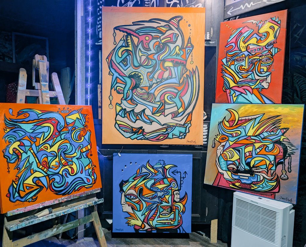 This new year I have been working tirelessly on my new series of original paintings. In my classic Visionary Cubism style I explore the verge of immaterial and material. A center line between dimensions. 🌌