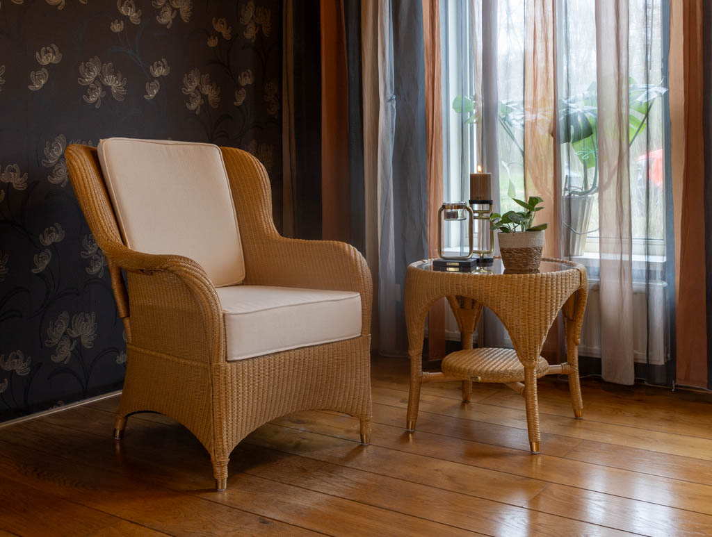 Wat een klasse fauteuil. Sfeervol en chique uitstraling in uw woonkamer deze Lloyd loom fauteuil Exeter met bijpassend tafelje. lloydloomwinkel.nl/product/lloyd-… #lloydloom #loomfauteuil