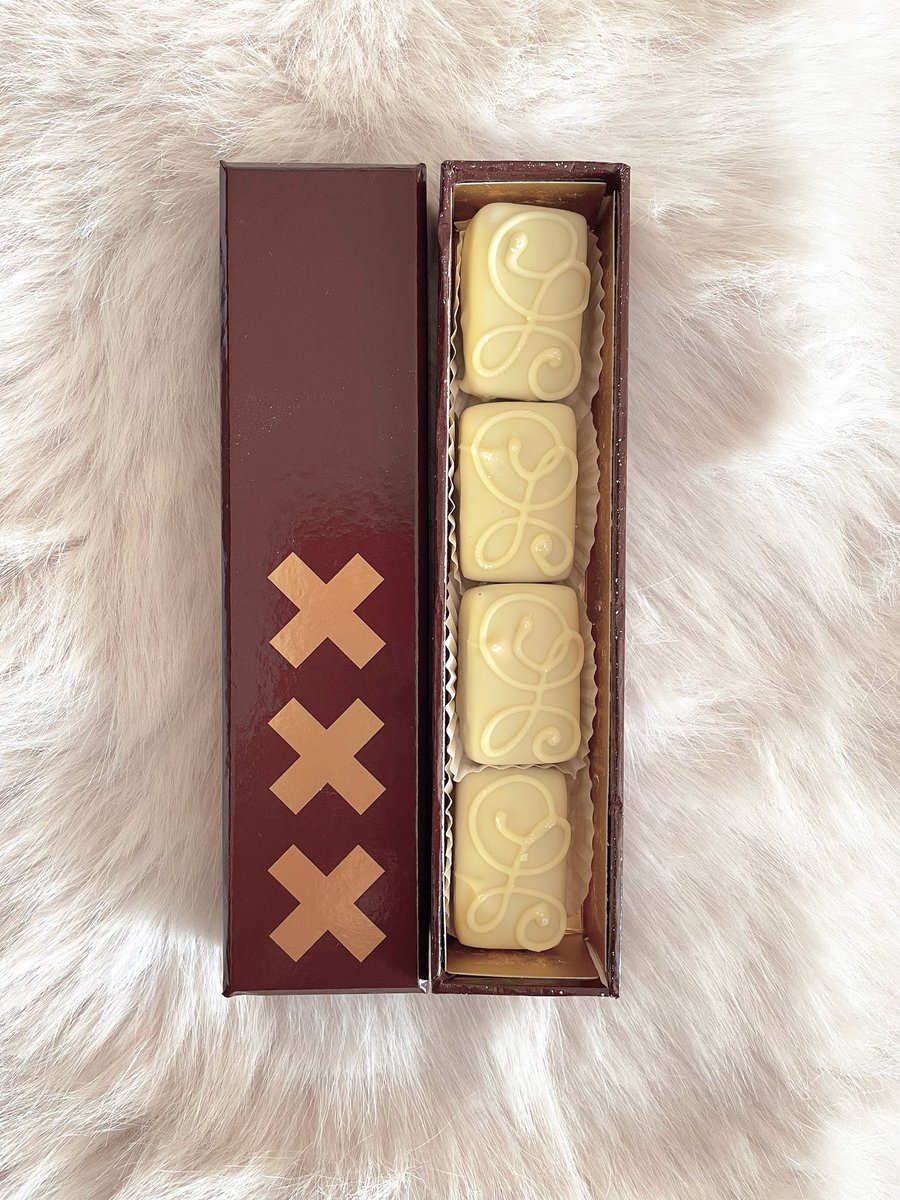 🇳🇱アーティチョコレート ホワイトプラリネボックス
ヘーゼルナッツたっぷりのガナッシュを、ホワイトチョコで包んだチョコ。幸×幸🫶
ナッツのコクとまろやかなホワイトチョコが合わさって、とにかく満ち足りた一粒。しかもその一粒がごろんと大きめで、大満足。オランダのチョコおいしい！