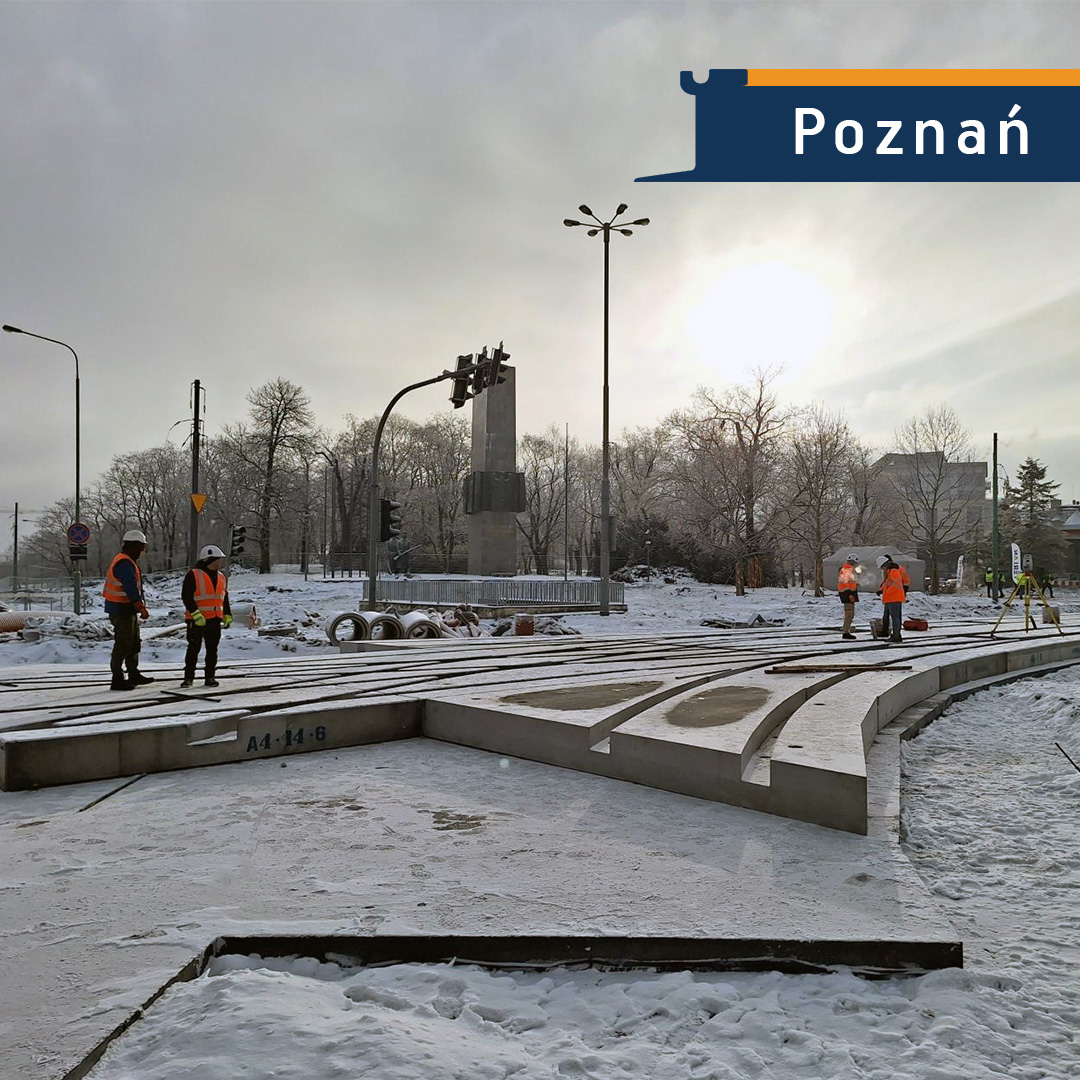 kzncontrack's tweet photo. W Poznaniu ruszyła zabudowa pełnej gwiazdy rozjazdowej. To 123 nasze prefabrykaty, 2365,1 m², największe z płyt to aż to aż 26,4 m²! Pierwszy na świecie prefabrykowany rozjazd tramwajowy dwutorowy podwójny już czeka na zabudowę 💪 Śnieg i zimno nie przeszkadzają :) https://t.co/gJrCV1dgEL