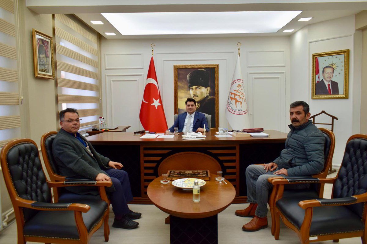 Kaymakamımız Sayın Mehmet Kaan KİNİ, önceki dönemde Sosyal Yardımlaşma ve Dayanışma Vakfı Mütevelli Heyeti Üyesi olarak görev yapan Barbaros ve Alahıdır Mahalle Muhtarlarını makamında kabul ederek,görev süreleri boyunca sundukları katkı ve özverili çalışmaları için teşekkür etti.