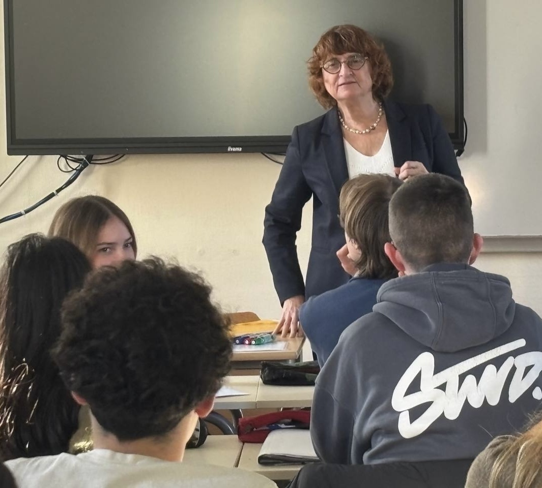 À la rencontre des élèves dans les établissements publics et privés du territoire.

👉Avec de nombreux échanges autour des questions de citoyenneté, de la fabrication de la loi, du fonctionnement des institutions. 

👉Et l’occasion d’échanges aussi sur leurs préoccupations et les