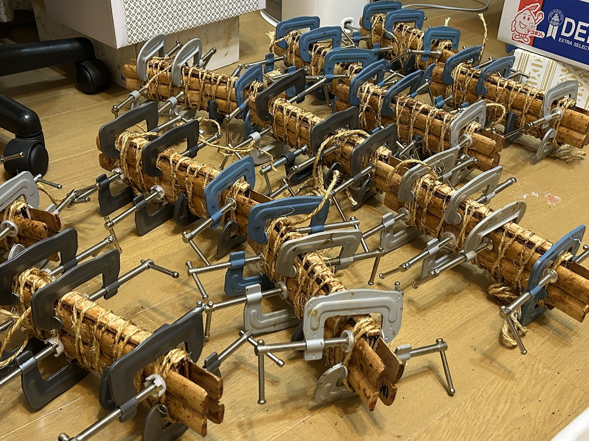 接着終了
今回数が少ないからクランプ余ったのでいつもより余計に留めてみた。虫みたい